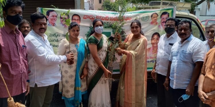 అందరూ పరిసరాలను పరిశుభ్రంగా ఉంచుకోవాలి అంటున్న కార్పొరేటర్ శ్రీవిద్యాచక్రపాణి గౌడ్..