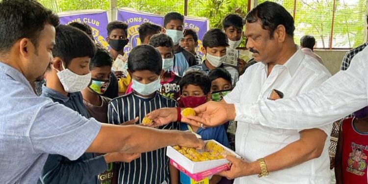 లైన్స్ క్లబ్ అధ్యక్షుడు శ్రీనివాస్ ఆధ్వర్యంలో మాస్క్ ల పంపిణీ…