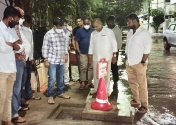నిన్న రాత్రి కురిసిన భారీ వర్షానికి అతలాకుతలమైన రాఘవేంద్ర నగర్ కాలనీ.