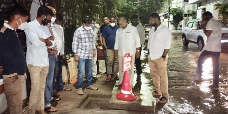 నిన్న రాత్రి కురిసిన భారీ వర్షానికి అతలాకుతలమైన రాఘవేంద్ర నగర్ కాలనీ.