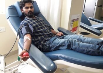 అత్యవసర పరిస్థితుల్లో రక్తదానం చేసి ప్రాణం కాపాడిన అనిల్