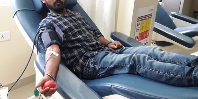 అత్యవసర పరిస్థితుల్లో రక్తదానం చేసి ప్రాణం కాపాడిన అనిల్