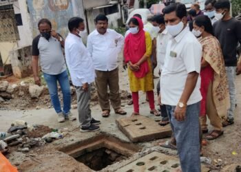 రామంతపూర్ లో పొంగిన అండర్ గ్రౌండ్ డ్రైనేజీ.. సకాలంలో పరిష్కరించిన కార్పోరేటర్