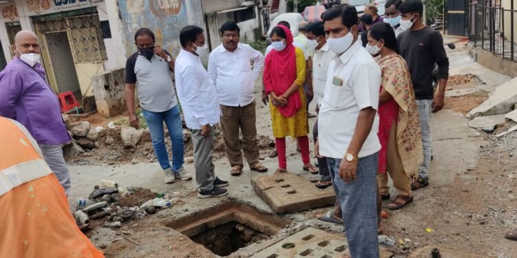 రామంతపూర్ లో పొంగిన అండర్ గ్రౌండ్ డ్రైనేజీ.. సకాలంలో పరిష్కరించిన కార్పోరేటర్