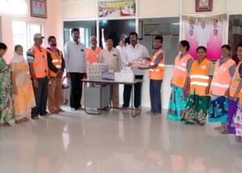 GHMC కార్మికులకు దుప్పట్లు , LED బల్బులు పంపిణి చేసిన కార్పొరేటర్ పన్నాల దేవేందర్ రెడ్డి.