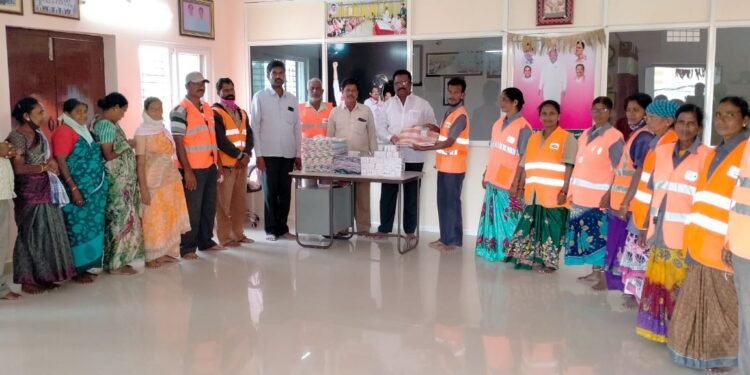 GHMC కార్మికులకు దుప్పట్లు , LED బల్బులు పంపిణి చేసిన కార్పొరేటర్ పన్నాల దేవేందర్ రెడ్డి.