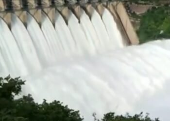 శ్రీశైలం గేట్లు ఎత్తేసిన సర్కార్