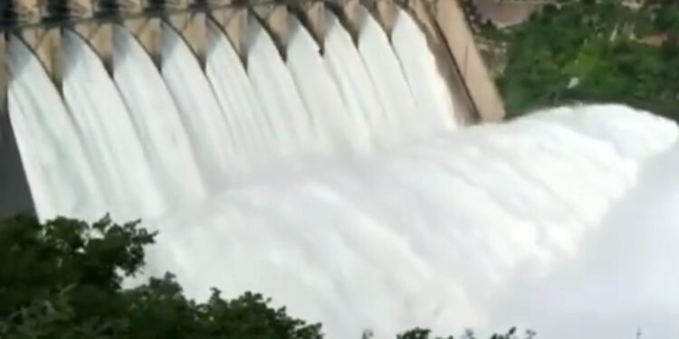 శ్రీశైలం గేట్లు ఎత్తేసిన సర్కార్