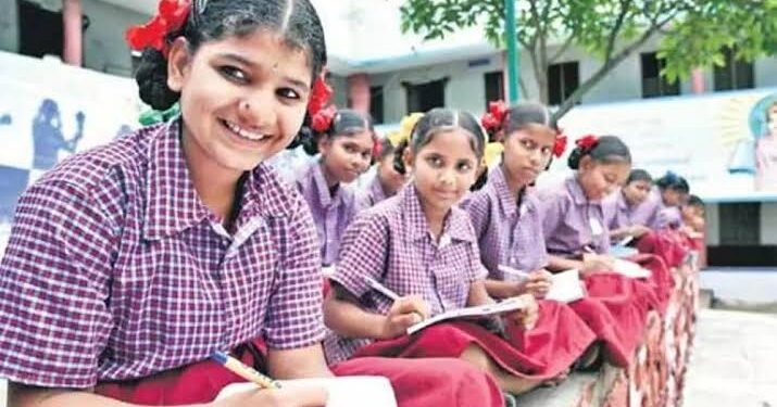 రెసిడెన్షియల్ స్కూళ్లలో స్థానిక విద్యార్థులకు 50శాతం సీట్లు..