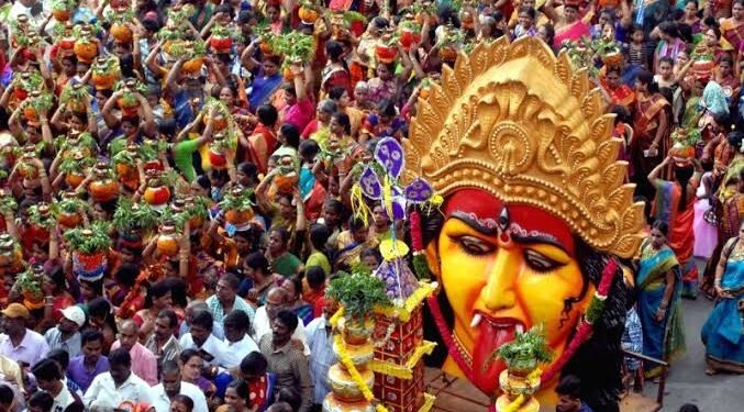 గోల్కొండలో బోనాలు షురూ..