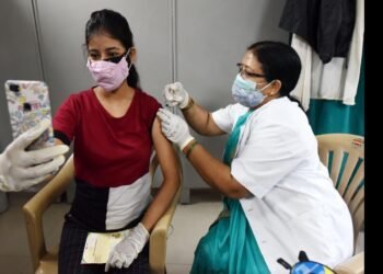 కోవిడ్‌ వ్యాక్సినేషన్‌లో మహిళలే ముందంజ
