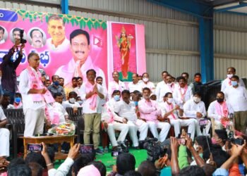 ఈటల రాజేందర్ 10 లక్షలు తీసుకున్నారు-హరీష్ రావు