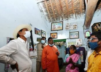 కూలిపోయే స్థితిలో ఉన్న ఇండ్లను చూసి బంపర్ ఆఫర్ ఇచ్చిన కేసీఆర్