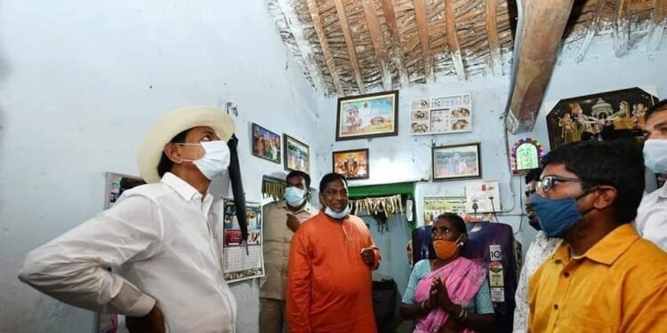 కూలిపోయే స్థితిలో ఉన్న ఇండ్లను చూసి బంపర్ ఆఫర్ ఇచ్చిన కేసీఆర్