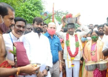 కట్ట మైసమ్మ -పోచమ్మ తల్లులకు పద్మారావ్ గౌడ్ పట్టు వస్త్రాలు