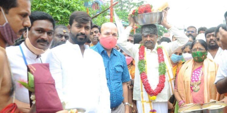 కట్ట మైసమ్మ -పోచమ్మ తల్లులకు పద్మారావ్ గౌడ్ పట్టు వస్త్రాలు