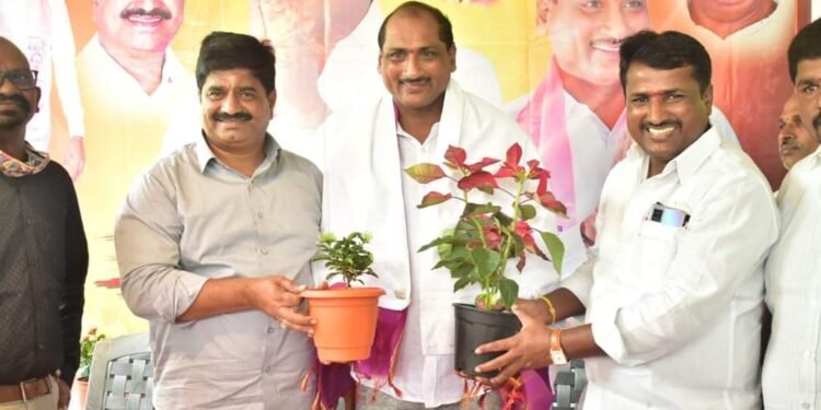 హరిశంకర్ రెడ్డి పుట్టిన రోజుకి, మొక్కలతో శుభాకాంక్షలు తెలిపిన మేయర్ జక్క వెంకట్ రెడ్డి