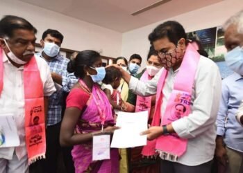 టీఆర్ఎస్ పార్టీ కార్యకర్తల కుటుంబాలకు 2 ల‌క్ష‌ల చొప్పున ప్రమాద బీమా చెక్కులను పంపిణీ చేసిన కేటీఆర్