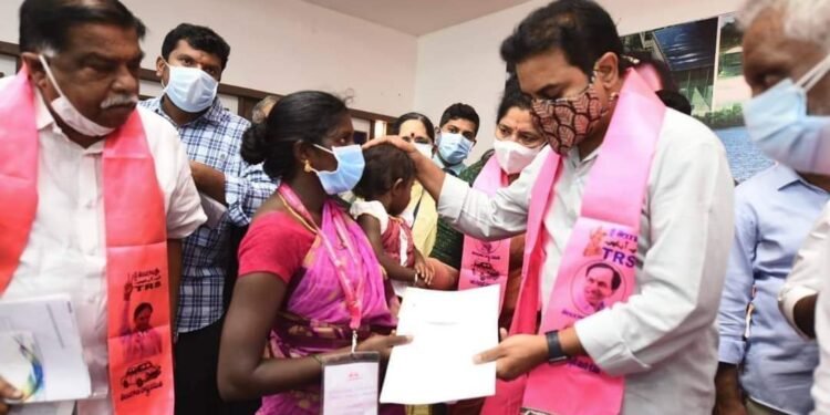 టీఆర్ఎస్ పార్టీ కార్యకర్తల కుటుంబాలకు 2 లక్షల చొప్పున ప్రమాద బీమా చెక్కులను పంపిణీ చేసిన కేటీఆర్