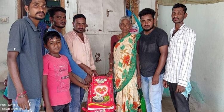 నల్ల ఫౌండేషన్ ఆధ్వర్యంలో మృతుని కుటుంబానికి నల్ల మనోహర్ రెడ్డి సాయం