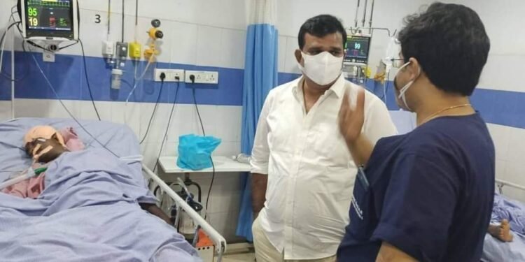 టిఆర్ఎస్ పార్టీ కార్యకర్తను పరామర్శించిన ఆందోల్ ఎమ్మెల్యే చంటి క్రాంతికిరణ్