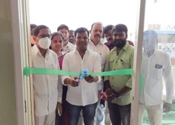 మోత్కుర్ లో RS మేన్స్ వేర్ బట్టల షాప్ ను ప్రారంభించిన గాదరి కిశోర్