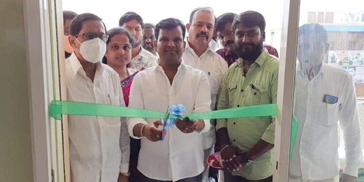 మోత్కుర్ లో RS మేన్స్ వేర్ బట్టల షాప్ ను ప్రారంభించిన గాదరి కిశోర్