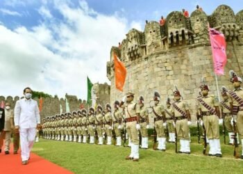 గోల్కొండలో జాతీయ జెండ ఆవిష్కరించిన కేసీఆర్