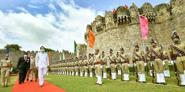 గోల్కొండలో జాతీయ జెండ ఆవిష్కరించిన కేసీఆర్