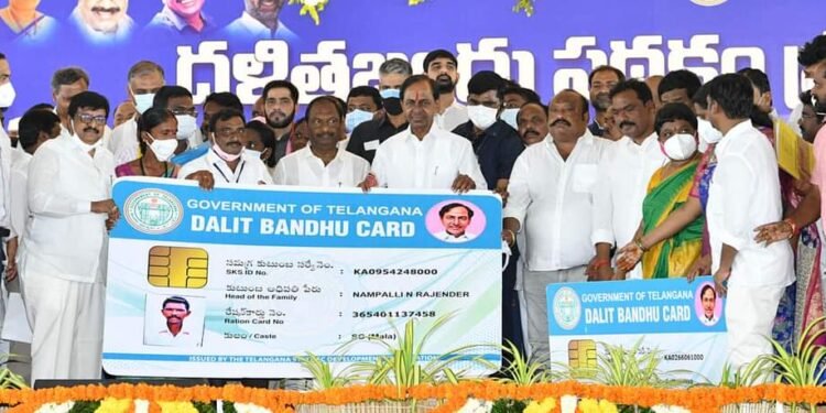 తొలి విడ‌త‌గా 15 ద‌ళిత కుటుంబాల‌కు “దళితబంధు” చెక్కులు
