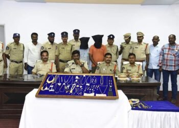 భారీగా బంగారం, వజ్రాలు, నగదును రికవరీ చేసిన కర్నూల్ పోలీసులు.