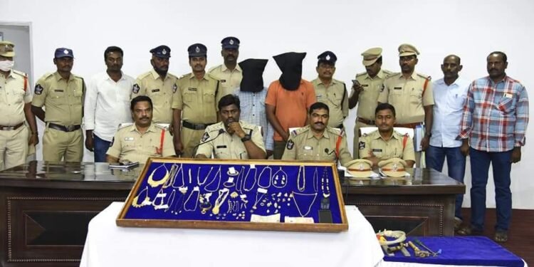 భారీగా బంగారం, వజ్రాలు, నగదును రికవరీ చేసిన కర్నూల్ పోలీసులు.