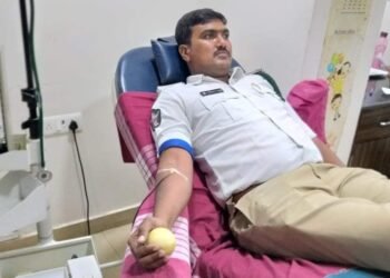 రక్తదానం చేసి బాలుడిని రక్షించిన రక్షకబటుడు