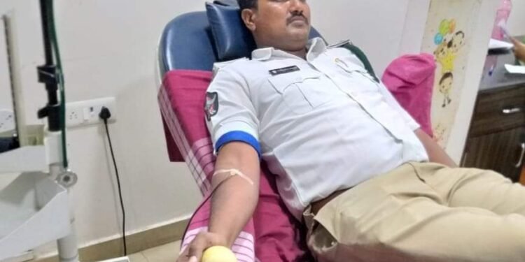 రక్తదానం చేసి బాలుడిని రక్షించిన రక్షకబటుడు