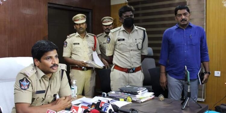 7లక్షలకే పోలీసు జాబ్ ఇప్పిస్తానని మోసాలు చేస్తున్న వ్యక్తులు అరెస్ట్