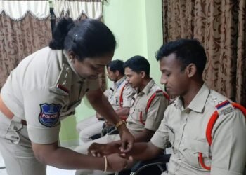 సిఐ కార్యాలయంలో ముస్లిం హోంగార్డుకు రాఖీ కట్టిన సీఐ శ్రీలత
