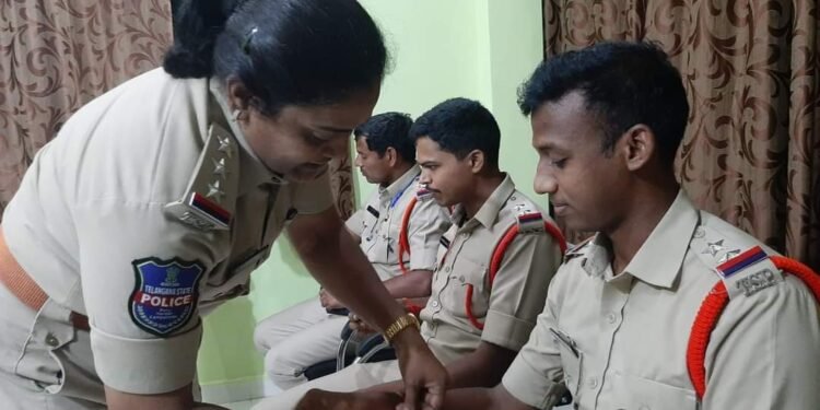 సిఐ కార్యాలయంలో ముస్లిం హోంగార్డుకు రాఖీ కట్టిన సీఐ శ్రీలత