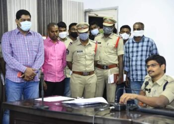 మహిళ అర్ధనగ్న ఫోటోలు తీసి బెదిరించి డబ్బులు వసూలు చేస్తున్న 5 మంది అరెస్టు…