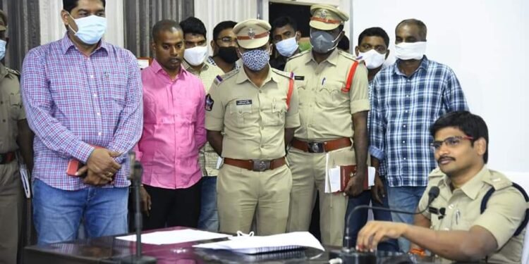 మహిళ అర్ధనగ్న ఫోటోలు తీసి బెదిరించి డబ్బులు వసూలు చేస్తున్న 5 మంది అరెస్టు…