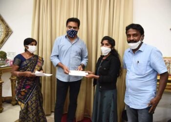 రెండు సంవత్సరాలుగా ఆమెకు ఐఐటి ఫీజు కడుతున్న కేటీఆర్