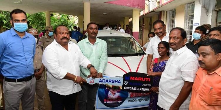 దళిత బంధు వల్ల నిన్నటి వరకు డ్రైవర్… నేడు వాహన ఓనర్ అయ్యాడు
