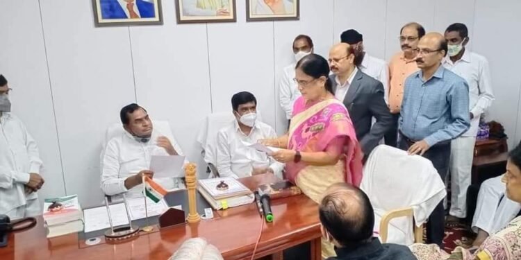 ఎమ్మెల్సీగా ప్రమాణస్వీకారం చేసిన సురభి వాణీదేవి