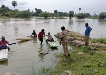 చెరువులో పడి కొట్టుకుపోయితున్న వ్యక్తిని కాపాడిన గన్నేరువరం ఎస్సై