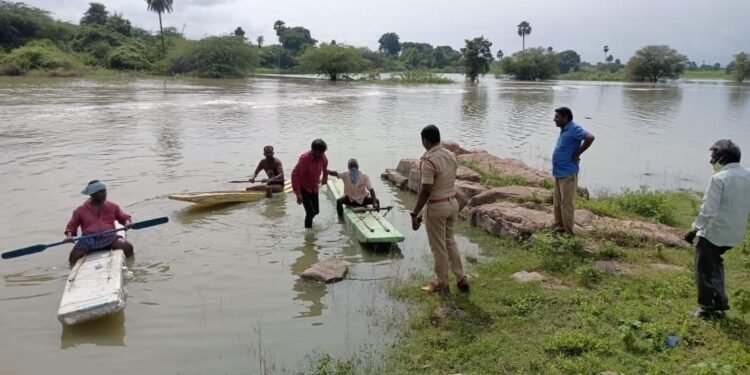 చెరువులో పడి కొట్టుకుపోయితున్న వ్యక్తిని కాపాడిన గన్నేరువరం ఎస్సై