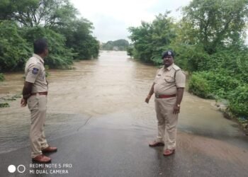 వరద ఉధృతిని దాటే ప్రయత్నంలో విలువైన ప్రాణాలు పోగొట్టుకోవద్దు-డిసిపి మహేందర్