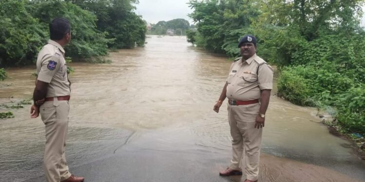 వరద ఉధృతిని దాటే ప్రయత్నంలో విలువైన ప్రాణాలు పోగొట్టుకోవద్దు-డిసిపి మహేందర్