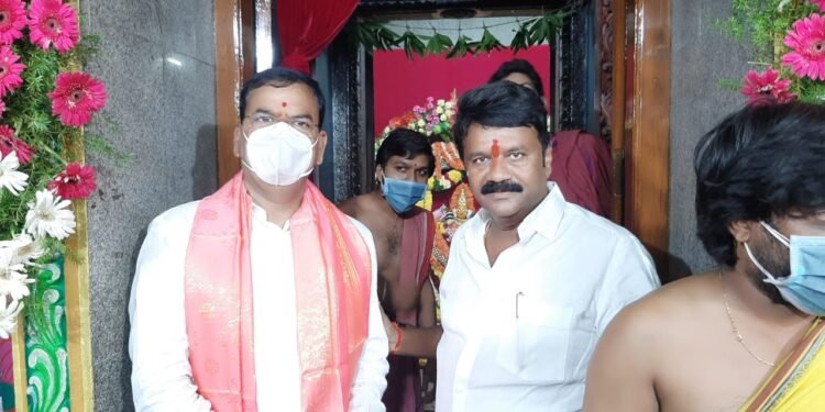 అంబర్పేట్ మహంకాళి దేవాలయాన్ని సందర్శించిన తలసాని శ్రీనివాస్ యాదవ్