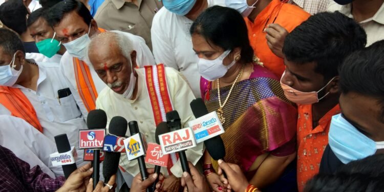 అంబర్పేట్ మహంకాళి ఆలయంలో హర్యానా గవర్నర్ బండారు దత్తాత్రేయ.