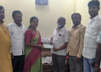 బోనాల పండుగకై ప్రభుత్వ నిధుల చెక్కులు పంపిణీ చేసిన రామంతపూర్ కార్పోరేటర్