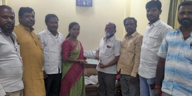 బోనాల పండుగకై ప్రభుత్వ నిధుల చెక్కులు పంపిణీ చేసిన రామంతపూర్ కార్పోరేటర్